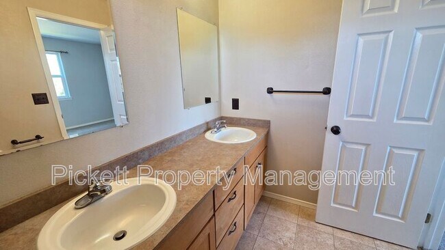 Building Photo - 1733 N Wycoff Ave