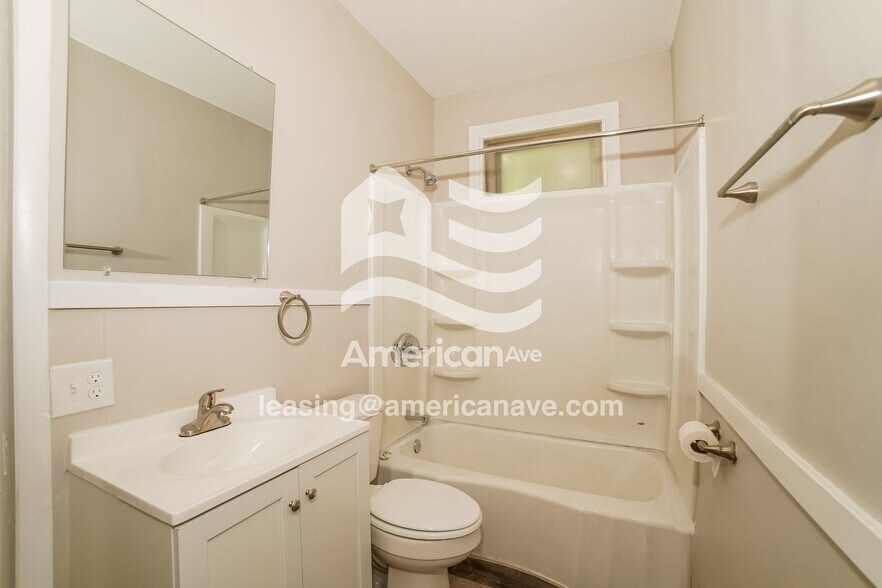 Building Photo - 704 E Gift Ave