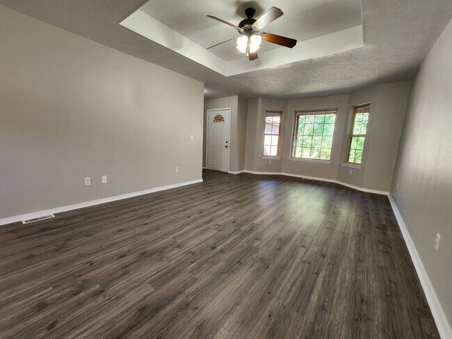 Building Photo - Spacious 3-Bedroom, 2-Bathroom Home AVAILABLE NOW!!