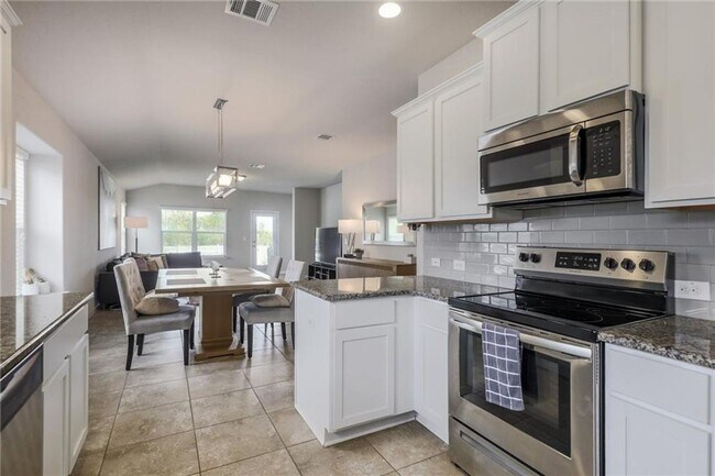 Building Photo - Spacious & Beautiful 3/BR 2/BA Home with E...