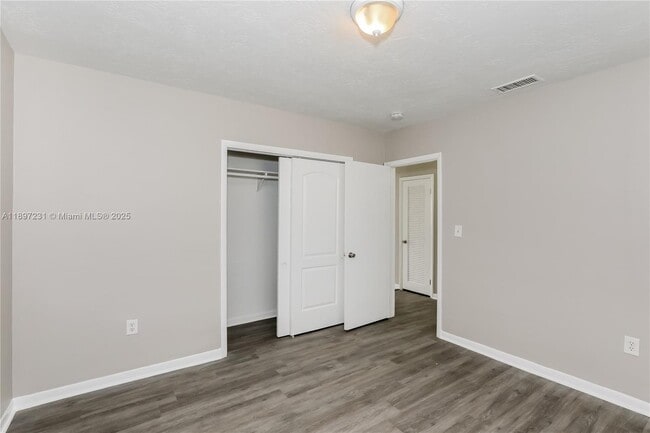 Building Photo - 381 NE 164th St