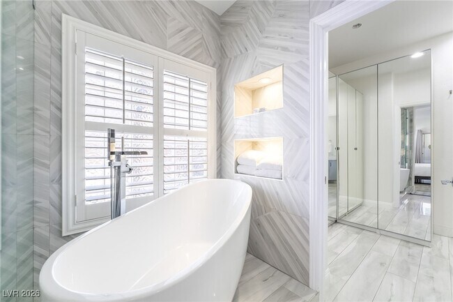 Building Photo - 2076 E Wigwam Ave