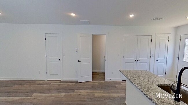 Building Photo - 275 Vanderbilt Rd