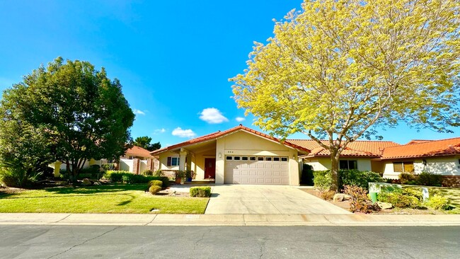 Building Photo - Lovely Single Story Home in the Very Desir...