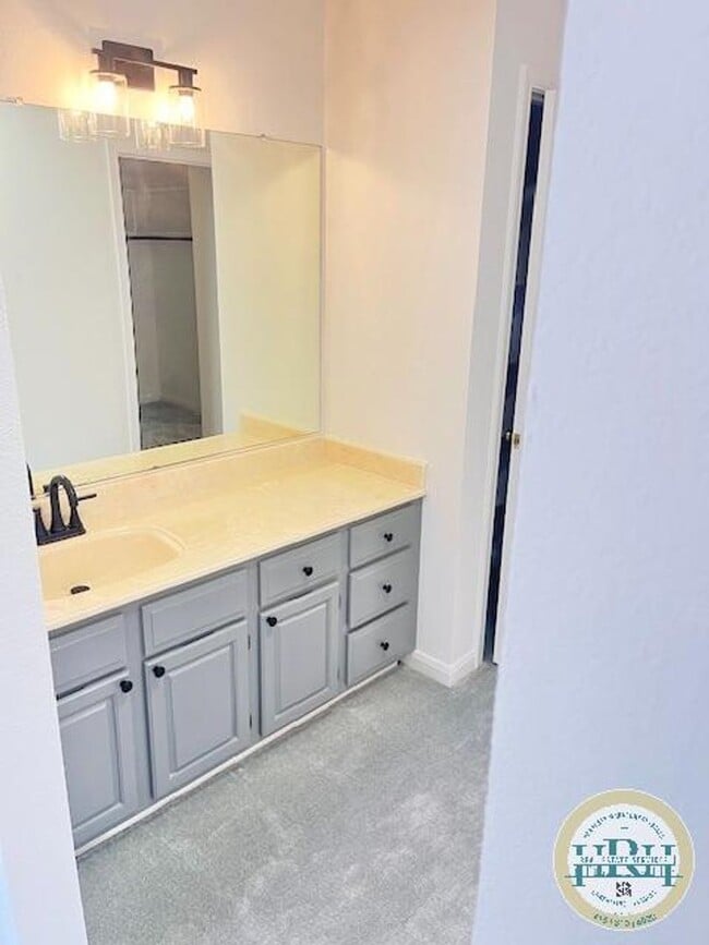 Building Photo - Spacious 3BR|2.5BA Home in the heart of Br...