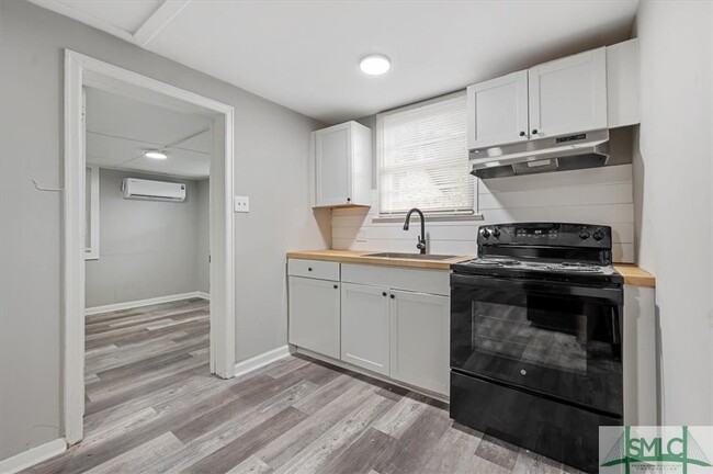 Building Photo - 119 W 60th St