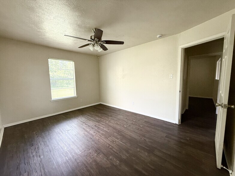 Building Photo - 3525 Country Club Rd