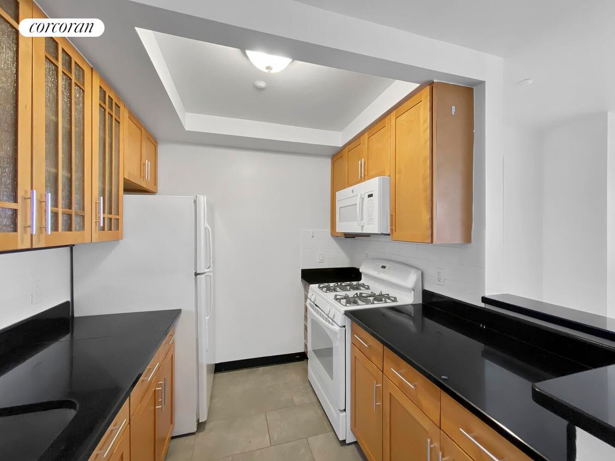 Building Photo - 1405 5th Ave