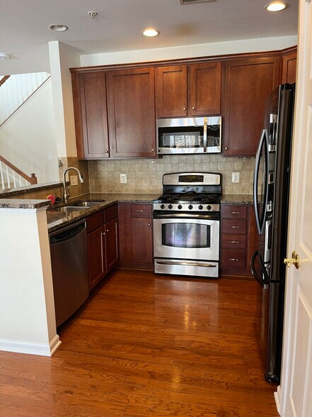 Building Photo - 43935 Hickory Corner Terrace