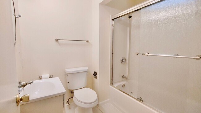 Building Photo - Great One Bedroom Unit Located In Multnoma...