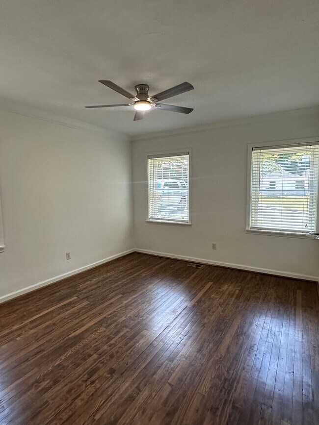 Building Photo - 2 Bedroom Cottage in Gainesville!