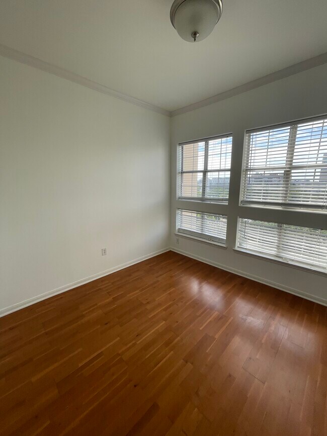 Building Photo - 3225 Turtle Creek Blvd Blvd