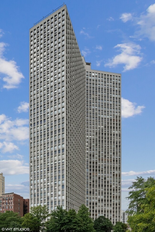 Building Photo - 2626 N Lakeview Ave
