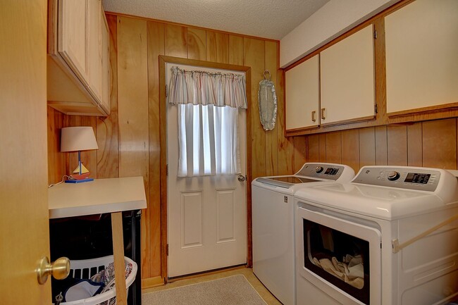 Building Photo - Croatan Furnished Rental- Across from the Beach