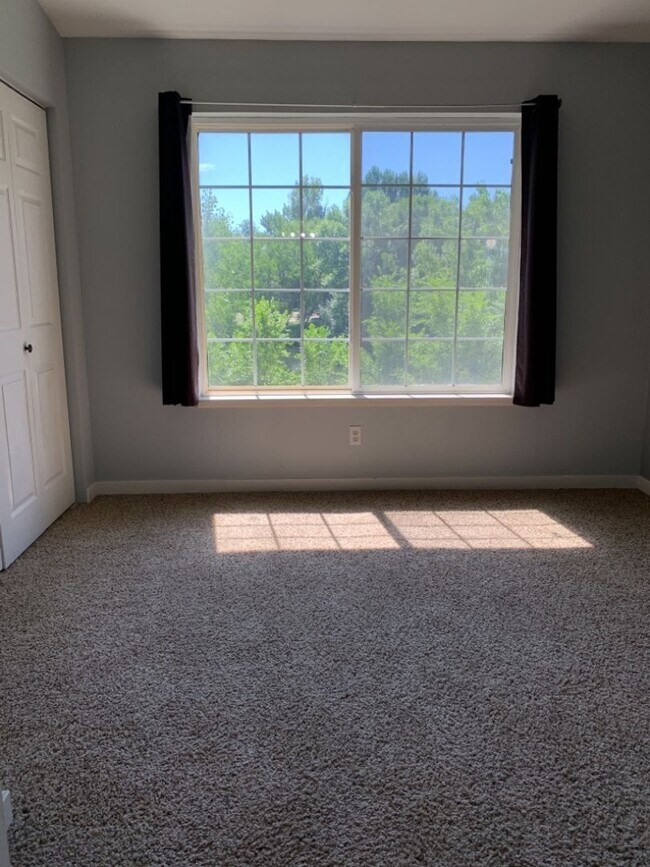 Building Photo - STUDENTS WELCOME! Remodeled 2 Bedroom 2 Bathroom Second-Floor Condo