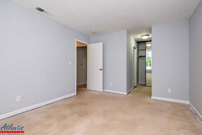 Building Photo - Beautiful Condo | Central A/C | Private Ba...