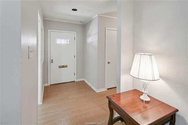 Building Photo - 305 W Brookside Dr