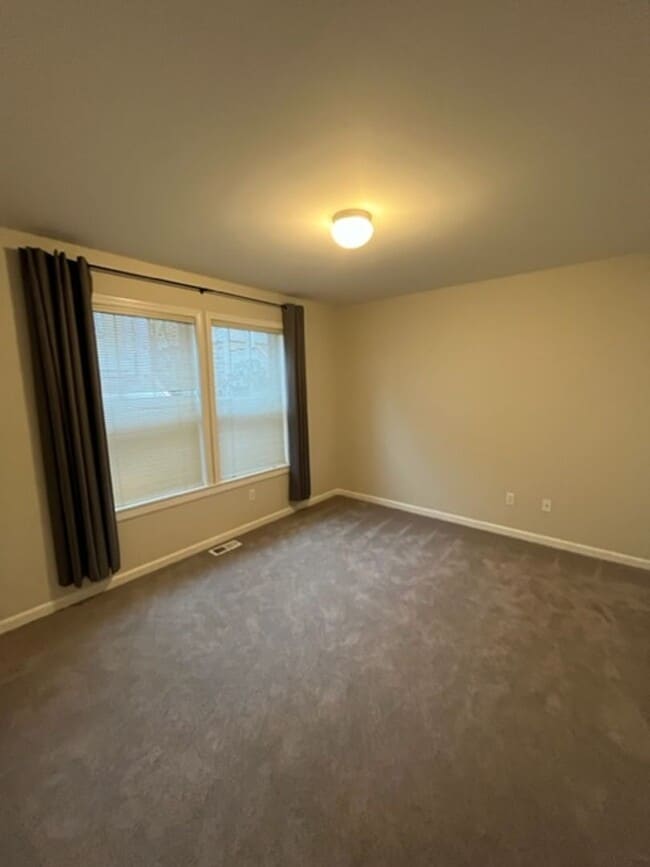 Building Photo - Beautiful 3 Bedroom Townhome with Garage i...
