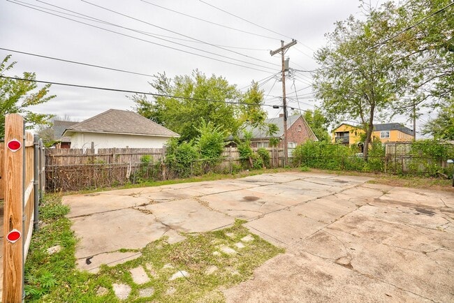 Building Photo - Exquisite 1 Bedroom Brownstone Apartment Steps Away from The Plaza District!