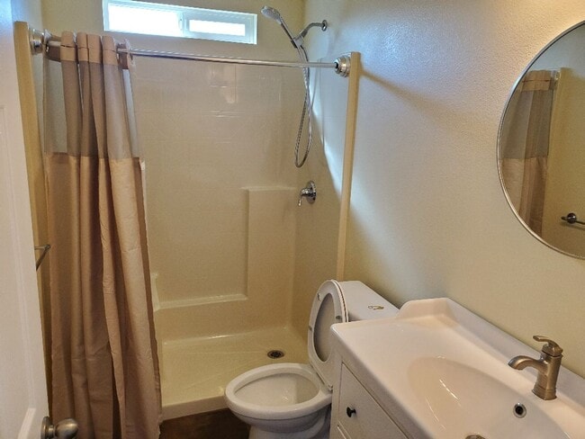 Building Photo - 1 Bedroom - 1 Bathroom in Beautiful Hillcrest