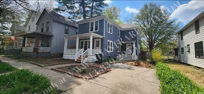 Building Photo - Large 2-story 4 Bed 1.5 Bath Home in Leave...