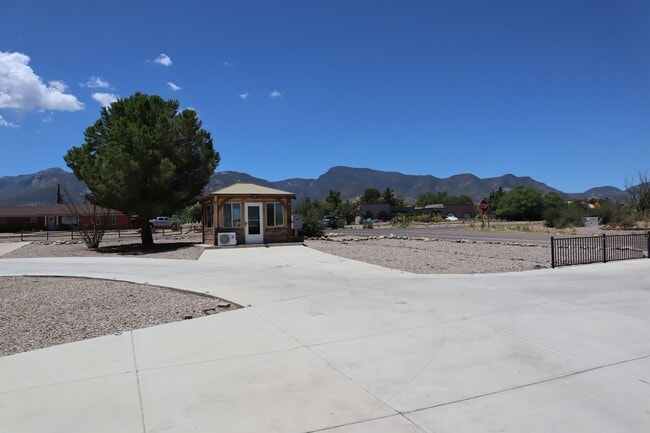 Building Photo - A Backyard Lover's Dream!!!
