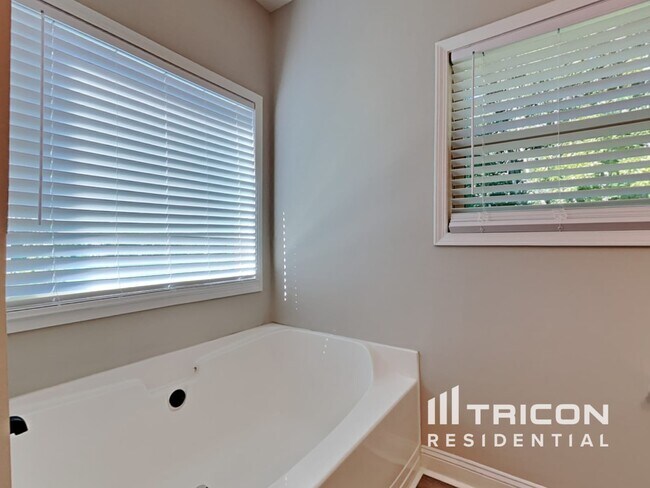 Building Photo - 124 Kings Crossing Ct