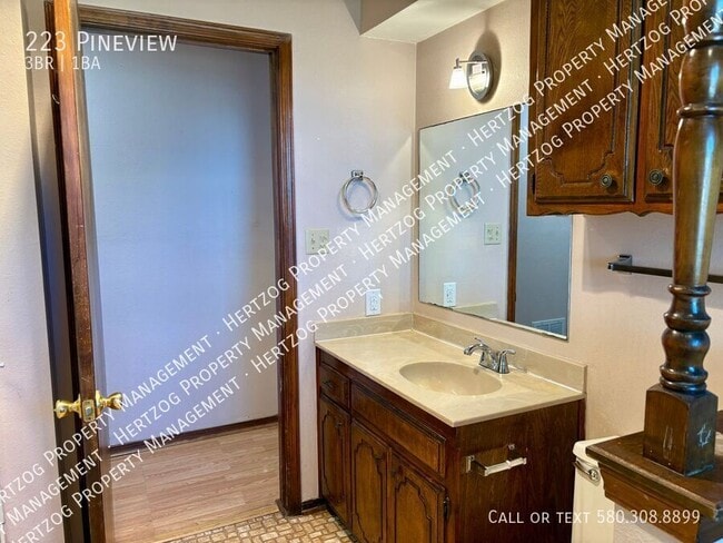 Building Photo - 223 Pineview-