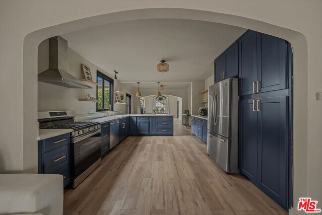 Building Photo - 8822 Rosewood Ave