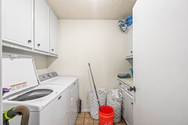 Building Photo - Spacious Home in Southwest Lubbock w/ Office