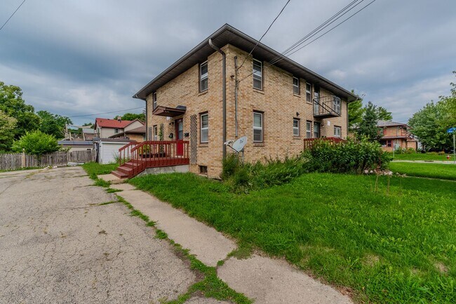 Building Photo - 430 N Oak St