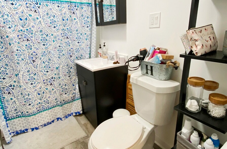 Building Photo - 732 W Roscoe St