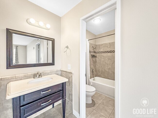 Building Photo - Beautiful 2BD/2BA w/ Reserved Parking and A/C in College Area!