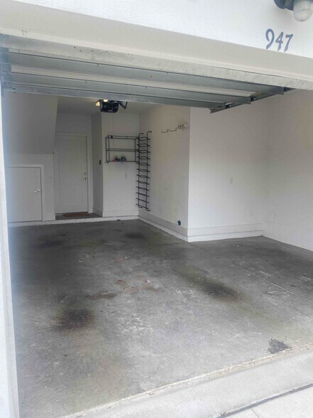 Building Photo - 947 Arlington Ave N