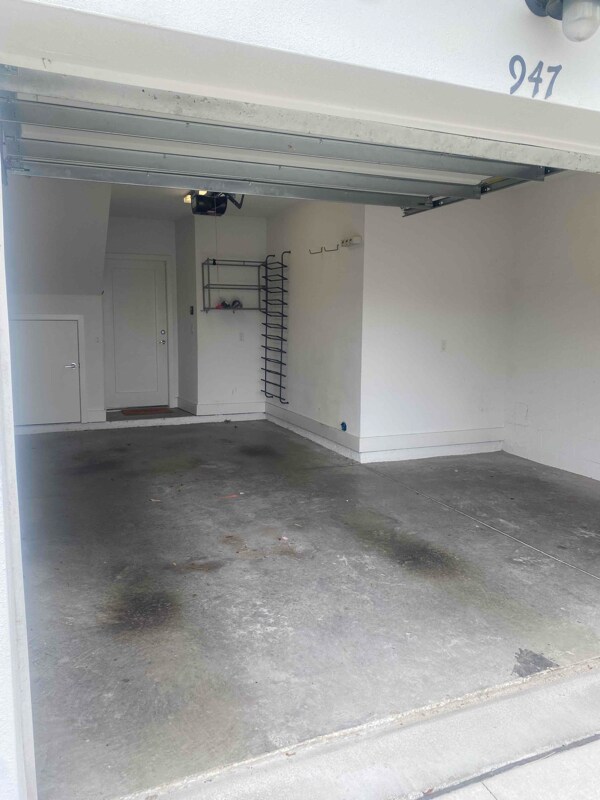 Building Photo - 947 Arlington Ave N