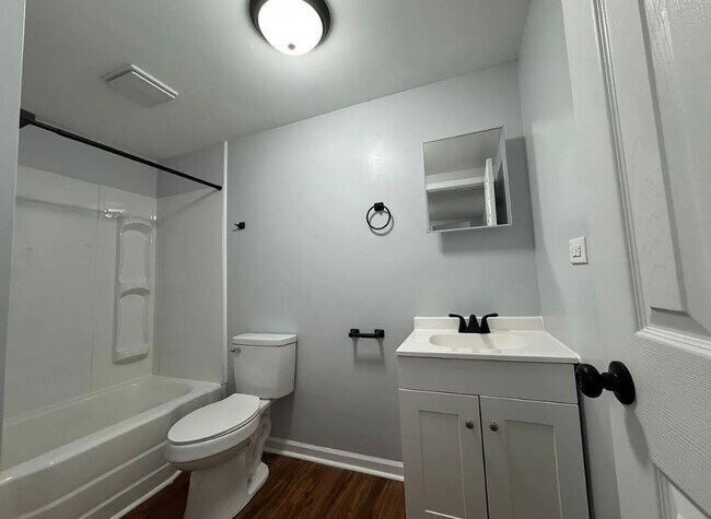 Building Photo - 122 E 14th St