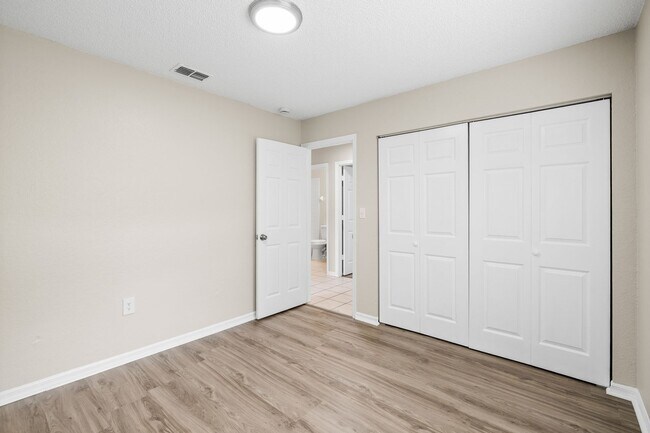 Building Photo - Cute 3/2 home with garage