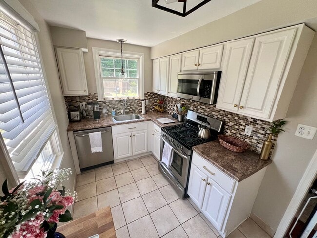 Building Photo - Gorgeous 3-Bedroom Home in Drexel Hill with Garage! Available mid-May!