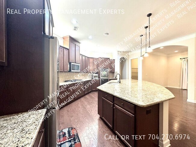 Building Photo - Spacious 5BR/3.5BA Home in Mooresville!
