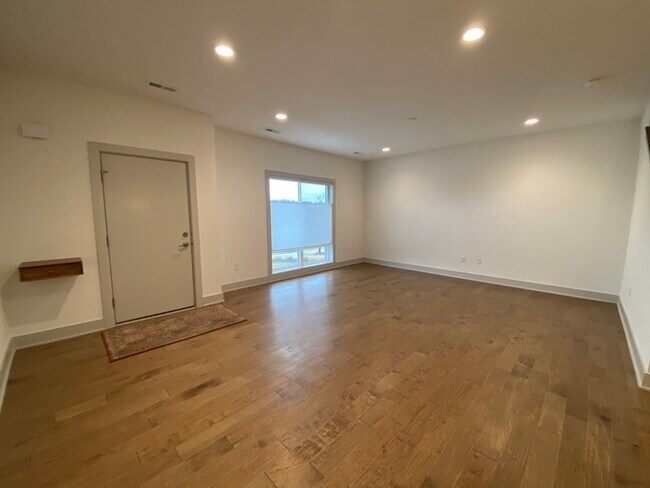 Building Photo - Beautiful Townhome for Rent