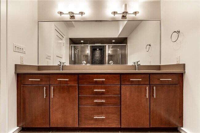 Master Dual Vanity - 350 N Meridian St