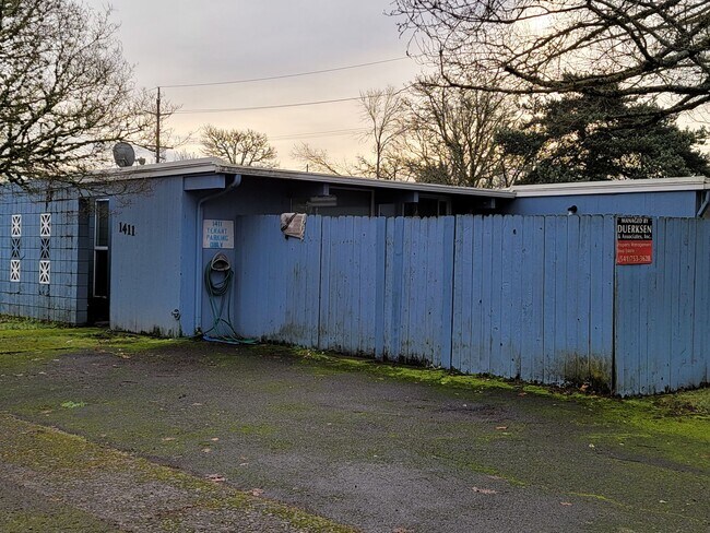 Building Photo - 1 Bedroom Duplex ~ Close to 9th St ~ Small...