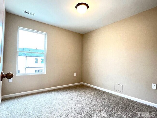 Building Photo - 4 Bedroom Luxury Townhome close to Raleigh Downtown