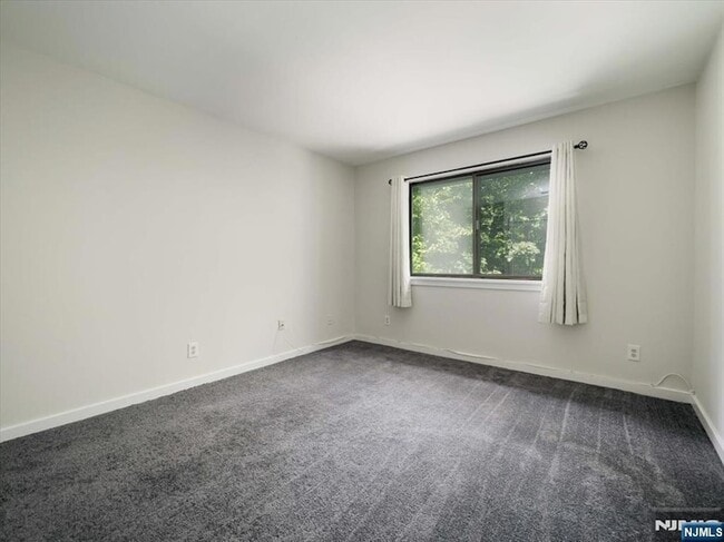 Building Photo - 241 Indian Hollow Court