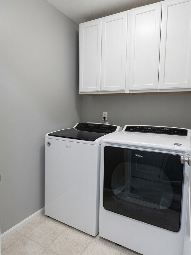 Building Photo - Beautifully Maintained 4BR/3.5BA Townhome with Finished Basement in Prime Aurora Location w/2-Car...