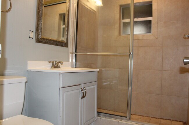 Building Photo - 921 Pine Terrace