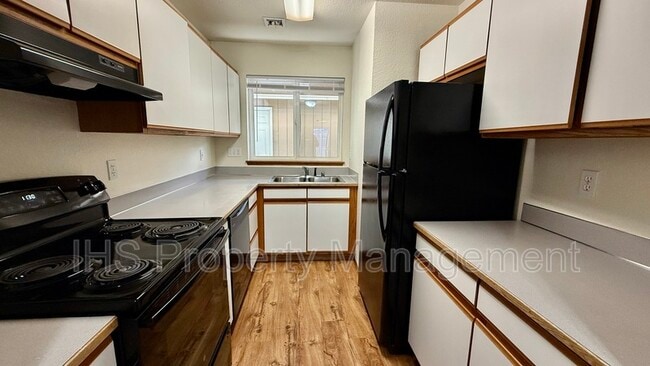 Building Photo - 930 S Johnson St