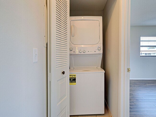 Building Photo - 2BD/2BA Mission Lakes Condo