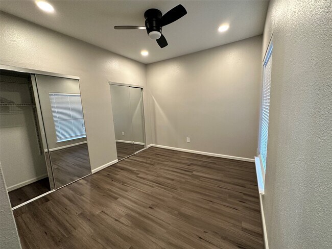 Building Photo - 10855 Meadowglen Ln