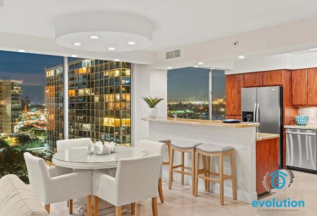 Building Photo - 1810 Avenida Del Mundo